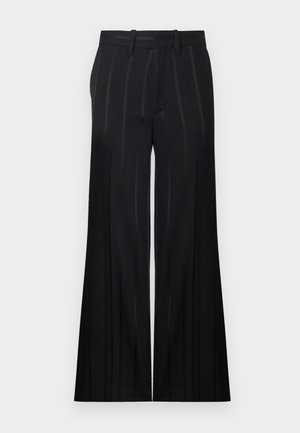 Pantalon noir à jambes larges avec fines rayures verticales, devant plat, passants pour ceinture et texture lisse. Coupe ajustée conçue pour le confort.