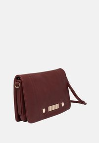 Bordeaux leren schoudertas met een klep, gouden accenten, een gestructureerd paneel en zichtbare stikseldetails. Verstelbare schouderriem inbegrepen.