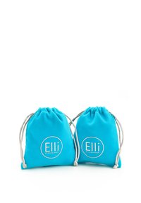 To turquoise stofpose med snor og hvidt logo "Elli" samt teksten "by Julie & Grace", der har en glat tekstur og afrundet form.