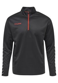 Maglione a maniche lunghe nero con zip a quarto realizzato in tessuto texturizzato, caratterizzato da accenti rossi e un motivo a chevron sulle maniche. Logo del brand sul petto.