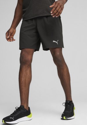 Sorte træningsshorts lavet af letvægtsmateriale, med en glat tekstur, en elastisk talje og et sølvfarvet Puma-logo på siden.