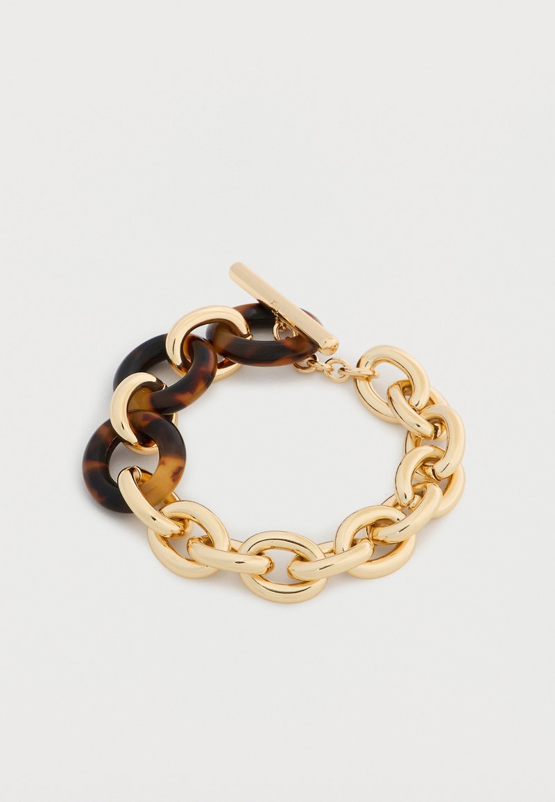 Βραχιόλι αλυσίδας από χρυσό με εναλλασσόμενους οβάλ κρίκους από χελώνα και χρυσό και κούμπωμα τύπου toggle σε λευκό φόντο.