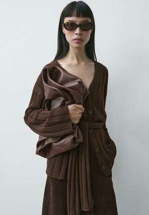 WITH WAIST DETAIL - Strickjacke - mottled dark brown