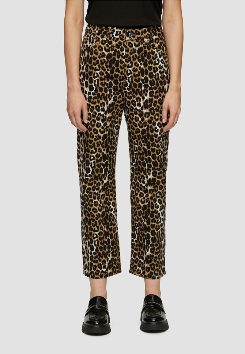 Pantalon imprimé léopard aux tons marron et noir, avec une coupe droite et une texture subtile, assorti à des chaussures noires.