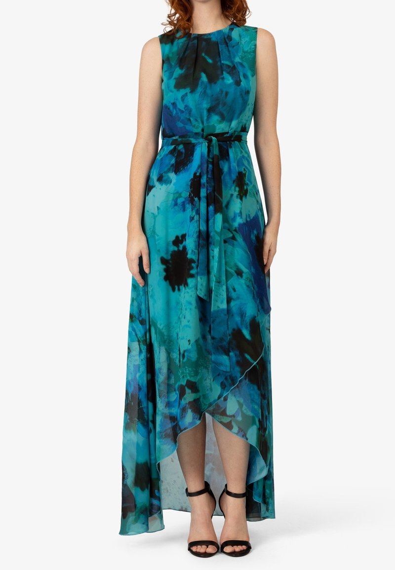 Robe sans manches à motif aquarelle bleu sarcelle foncé et bleu, avec une ceinture ajustée à la taille et un ourlet asymétrique. Tissu fluide et lisse.