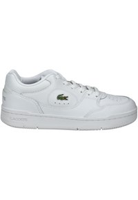 Weiße Leder-Sneaker mit niedrigem Profil, durchlässiger Zehenpartie, Schnürverschluss und grünem, gesticktem Krokodil-Logo an der Seite.