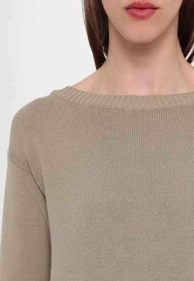 Μπεζ πλεκτό πουλόβερ με φαρδιά ριμπ λαιμόκοψη και υφασμάτινη υφή, με μακριά μανίκια και χαλαρή εφαρμογή.