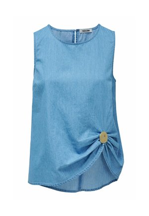 Haut sans manches en denim bleu clair avec encolure ronde et détail torsadé maintenu par un bouton rond doré en bas à droite devant.