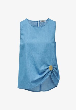 Haut sans manches en denim bleu clair avec encolure ronde et détail torsadé maintenu par un bouton rond doré en bas à droite devant.