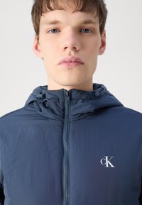 Calvin Klein Jeans PADDED HOODED HARRINGTON - Lahka jakna - ink