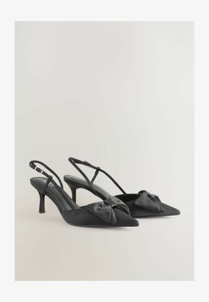 Zwarte satijnen slingback hakken met puntige neuzen, kleine strikjes op de voorkant en slanke hakken. Voorzien van verstelbare enkelbandjes.