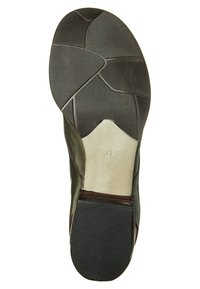 Suola di scarpa in pelle marrone con un fondo in gomma nera testurizzata. Presenta un design curvo e la taglia "37" incisa su una sezione liscia di colore chiaro.