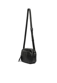 Schwarze Leder-Crossbody-Tasche mit strukturiertem Finish, ausgestattet mit zwei vorderen Reißverschlusstaschen und einem verstellbaren Gurt. Kompakte rechteckige Form.