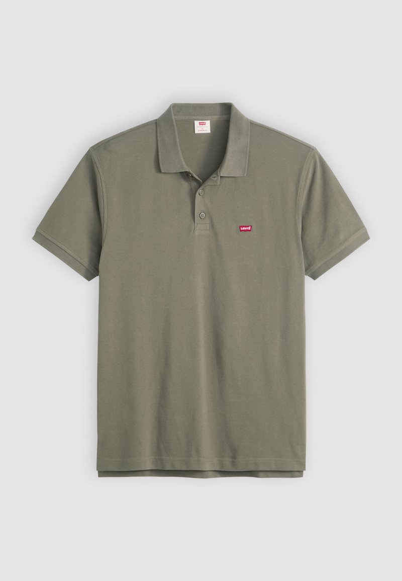 Polo a maniche corte verde oliva con due bottoni e un piccolo logo rosso Levi's sul petto sinistro.