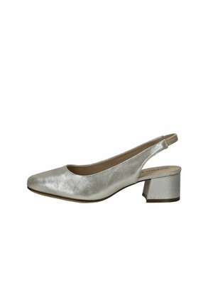 Chaussure slingback avec un petit talon bloc, fabriquée en matériau argenté brillant. Présente un bout arrondi et une texture lisse.