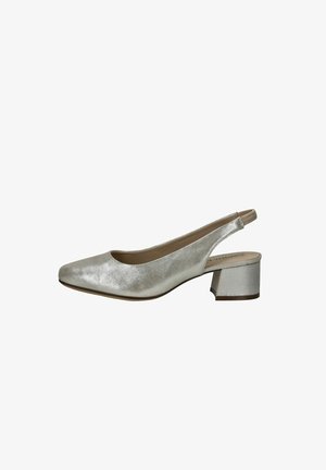 Zapato tipo slingback con tacón bajo, hecho de un material plateado brillante. Presenta una puntera redondeada y una textura suave.