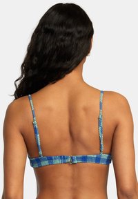 Blauwe gehaakte bikinitop met verstelbare bandjes, voorzien van een textuurafwerking en een haaksluiting op de rug voor een veilige pasvorm.