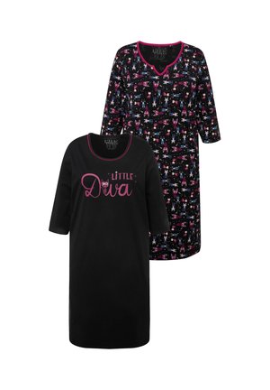 Twee nachthemden: het ene zwart met roze "Little Diva" tekst, het andere zwart met kleurrijke cartoonpatronen. Beide hebben een V-halslijn.
