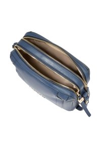 Blaue Lederhandtasche mit zwei Reißverschlussfächern, goldfarbenen Metallakzenten, glatter Textur und einem strukturierten Rahmendesign.