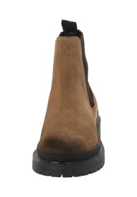 Bottes courtes en daim marron avec panneaux élastiques sur les côtés et languette à tirer. Semelle en caoutchouc noire avec motif antidérapant, design fonctionnel pour un enfilage facile.