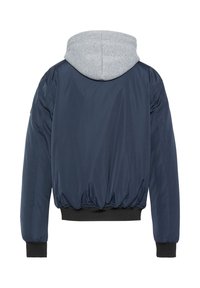 Marineblaue Bomberjacke mit grauer Kapuze, elastischem Bund und Bündchen. Glattes Material mit gerafften Details auf der Rückseite.