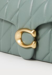 COACH TABBY SHOULDER BAG 26 WITH PILLOW QUILTING - Sac à main - sage