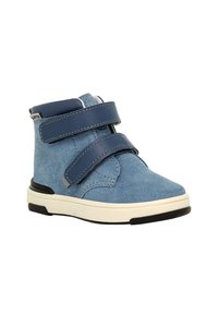 Baskets hautes en suede bleu avec deux bandes velcro navy, semelle en caoutchouc blanche et couture décorative. Texture lisse avec un design à bout arrondi.