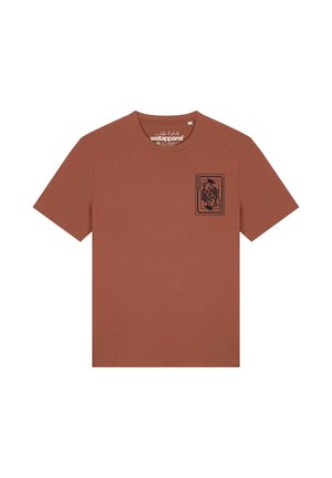 T-shirt marron à manches courtes avec un col rond et un petit motif complexe de carte à jouer noire sur le côté gauche de la poitrine.