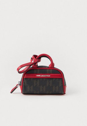 Väike must ja pruun käekott punase äärisega, ülemine käepide, lukuga ja hõbedase "Karl Lagerfeld" logoga esifaas.