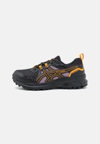 Chaussures de trail running noires avec un dessus en mesh, des accents orange et une semelle noire texturée. Comprend des lacets prononcés et une languette.