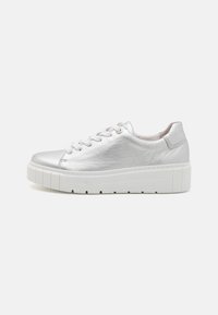 Sneakers en cuir métallique argenté avec bout rond, semelle plateforme blanche, lacets et accents texturés sur les côtés.