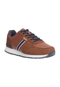Scarpe da ginnastica marroni con una combinazione di pelle e scamosciato, dotate di lacci blu navy, strisce bianche e blu, e una suola in gomma bianca.