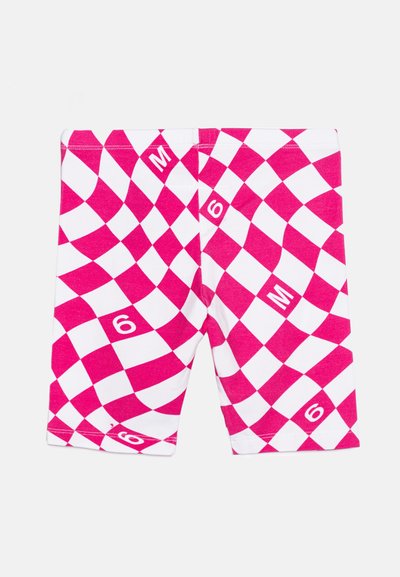 Καλοραμμένες σορτς με ροζ και λευκό καρό μοτίβο, που φέρουν τους αριθμούς 6 και M εφαρμοσμένους σε λευκό, κατασκευασμένα από μαλακό ύφασμα.