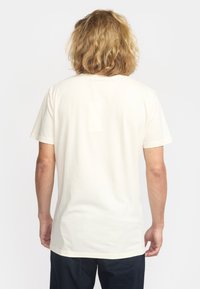 Baumwoll-T-Shirt in Off-White, mit klassischem Rundhalsausschnitt und kurzen Ärmeln, besitzt eine glatte Textur und keine sichtbaren Muster oder Grafiken.