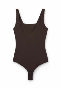Bruine eendelige badpak met een vierkante halslijn, brede schouderbanden en een drukknoopsluiting aan de onderkant. Gladde textuur, minimalistisch ontwerp.