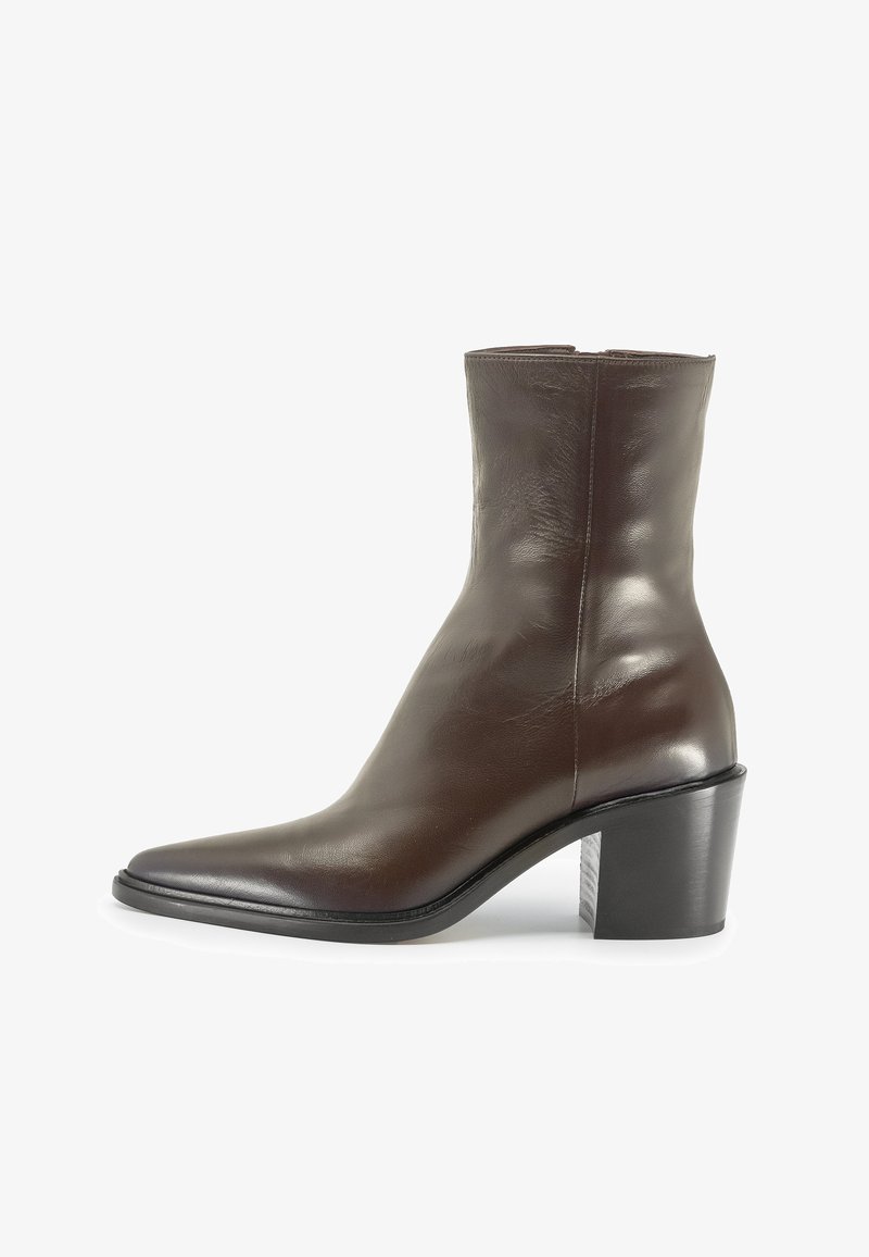 Stivaletto in pelle marrone con punta affusolata, superficie liscia e tacco a blocco. Cerniera laterale per una facile calzata.