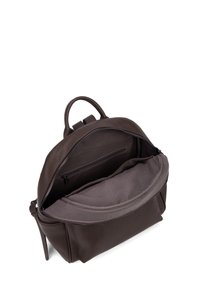 Zaino in pelle marrone con texture e chiusura con zip. L'interno presenta una fodera in tessuto grigio e una tasca con zip per l'organizzazione.