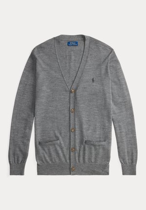Cardigan grigio con scollo a V, chiusura con bottoni e due tasche frontali. Presenta un piccolo logo e bottoni marroni. Tessuto a maglia morbida.