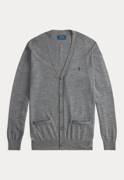 Γκρι ζακέτα με V λαιμόκοψη, κουμπιά μπροστά και δύο μπροστινές τσέπες. Διαθέτει μικρό λογότυπο και καφέ κουμπιά. Μαλακή πλεκτή υφή.