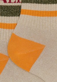 Calzini in misto cotone con base beige decorata da righe orizzontali arancioni e verdi, macchie dorate, e punte e talloni rinforzati.