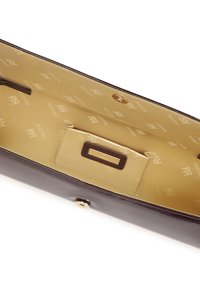 Tmavo hnedá lesklá kabelka so zlatým interiérom, s logom v potlači, vnútornou kapsou a magnetickým zapínaním.