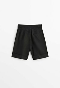 Zwarte linnen shorts met een zachte textuur, voorzien van een opgerolde zoom en achterzak, gestructureerde tailleband en een klassieke snit.