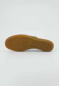 Semelle en caoutchouc avec une texture ondulée, portant le nom de la marque "paul green" en relief. Le dessus est d'une couleur vert clair avec des accents contrastants.