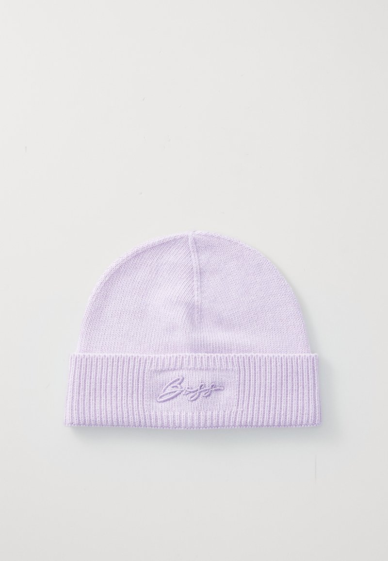 Gorro de malha lilás com bainha canelada. Apresenta um logo bordado na parte da frente e uma textura suave por toda a parte.