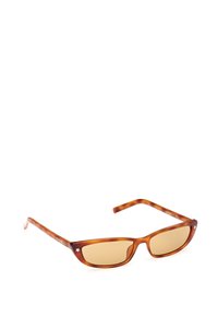 Ruske ruskošarenaste naočale s uskim, uglatim dizajnom, obojenim lećama i srebrnim zvjezdastim akcentima na okviru.