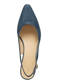 Escarpin à talon haut à brides en tissu bleu foncé avec un bout pointu, peu de quincaillerie, et une semelle intérieure beige lisse comportant des perforations.