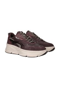 Une paire de chaussures de plateforme bordeaux avec des motifs texturés et des lacets à motifs noir et blanc sur des semelles épaisses blanches.