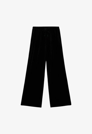 Pantalones negros de pierna ancha hechos de suave tela de terciopelo. Cuentan con una cintura elástica con cordón para un ajuste ajustable. Textura suave.