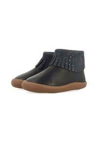 Botas de cuero negro hasta el tobillo con un puño con flecos, acentuadas con manchas en color azul marino y una suela de goma marrón. Textura suave y diseño de punta redondeada.