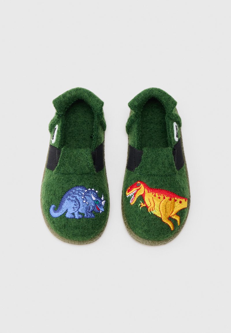 Sapatilhas verdes de feltro com realces elásticos pretos, apresentando desenhos bordados de Triceratops azuis e T-Rex laranja em cada sapato.